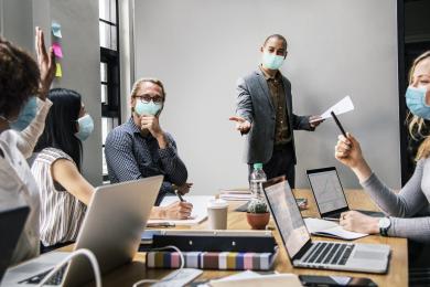 Empresarios con máscaras en reunión de coronavirus, la nueva normalidad 